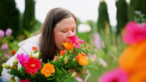 mujer disfrutando de flores coloridas en un jardín