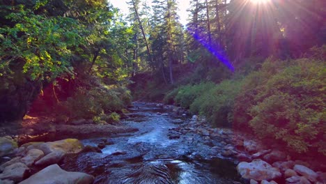 Sonniger-Fluss-Zu-Reflektierender-Blauer-Seeluftenthüllung-In-4k-zeitlupe