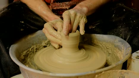 alfarero profesional que trabaja en taller, estudio