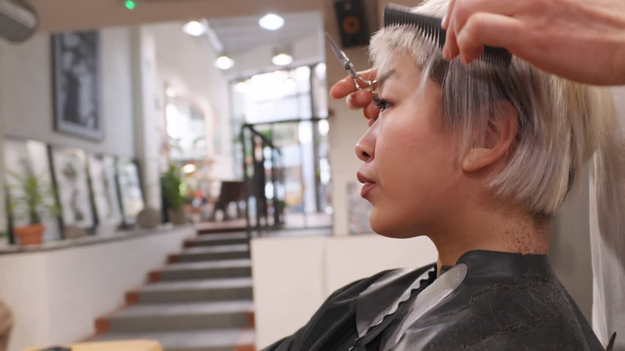 Donna che si fa tagliare i capelli in un salone