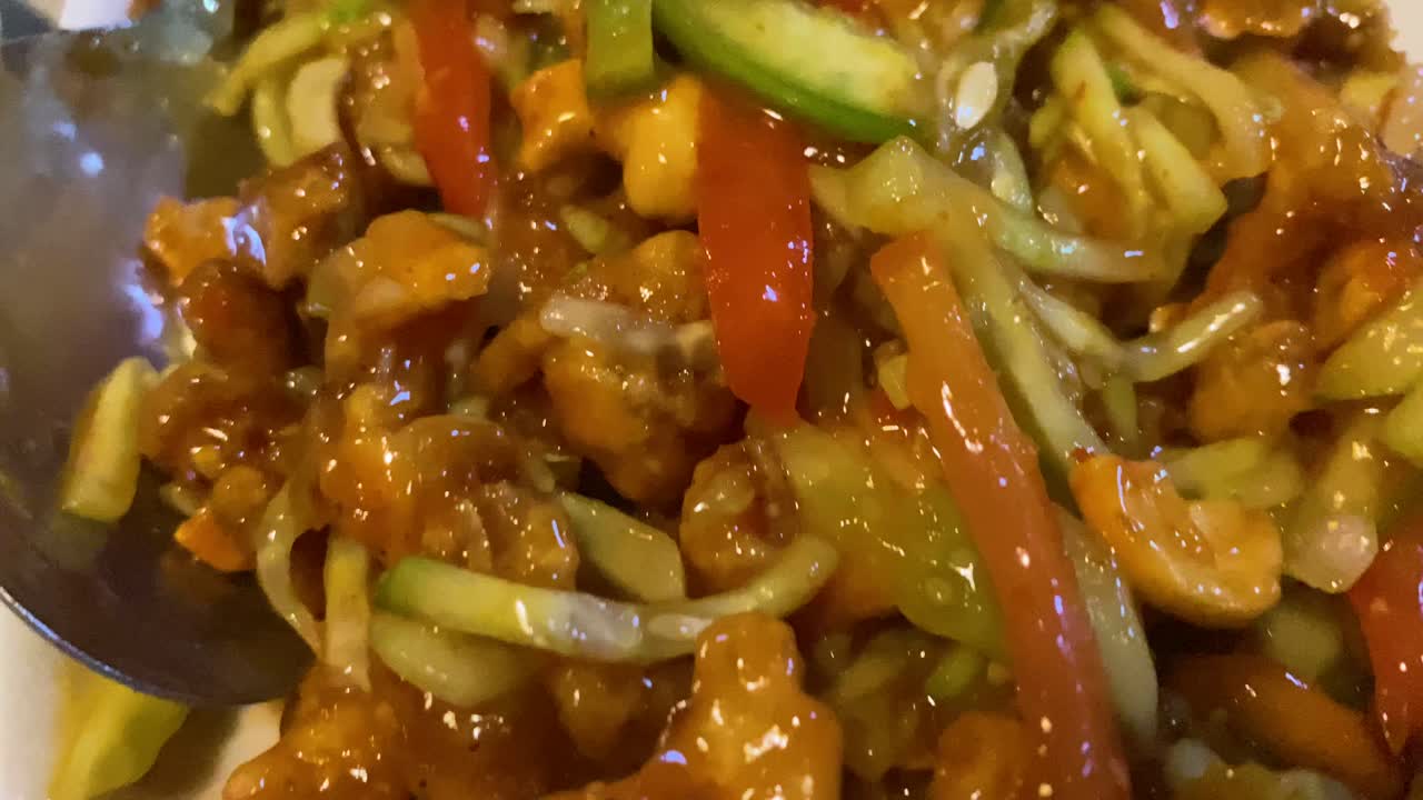 primer plano de una ensalada de nuez de caju de pollo