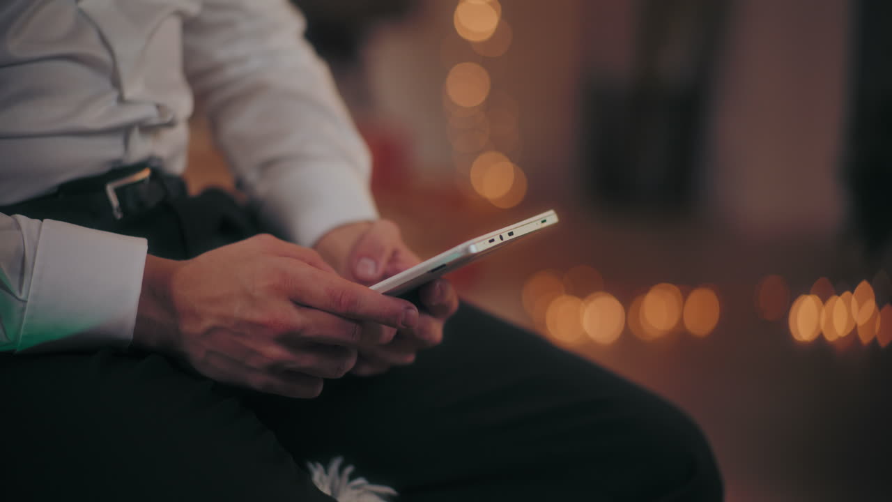 Uomo che utilizza un tablet digitale a casa durante il periodo natalizio.