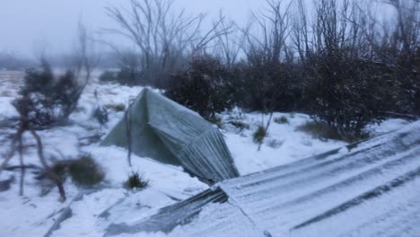 Zwei-Überlebensschutzplanen,-Die-Mitten-In-Einem-Schneesturm-In-Der-Abgelegenen-Wildnis-Der-Schneebedeckten-Berge-Australiens-Aufgestellt-Wurden