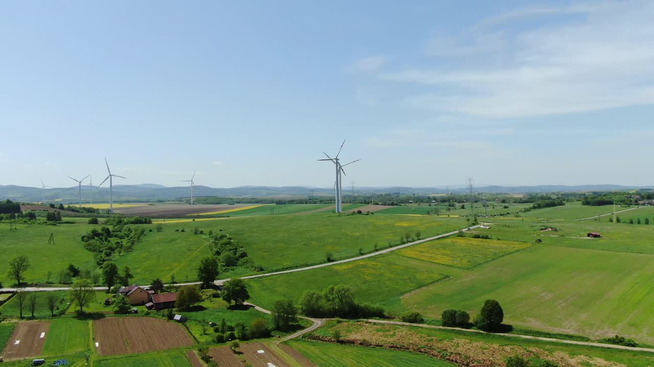 폴란드 의 농장 과 마을 들 은 현대적 인 풍력 터빈 이  ⁇  에서 회전 하는 시골 풍경, 공중