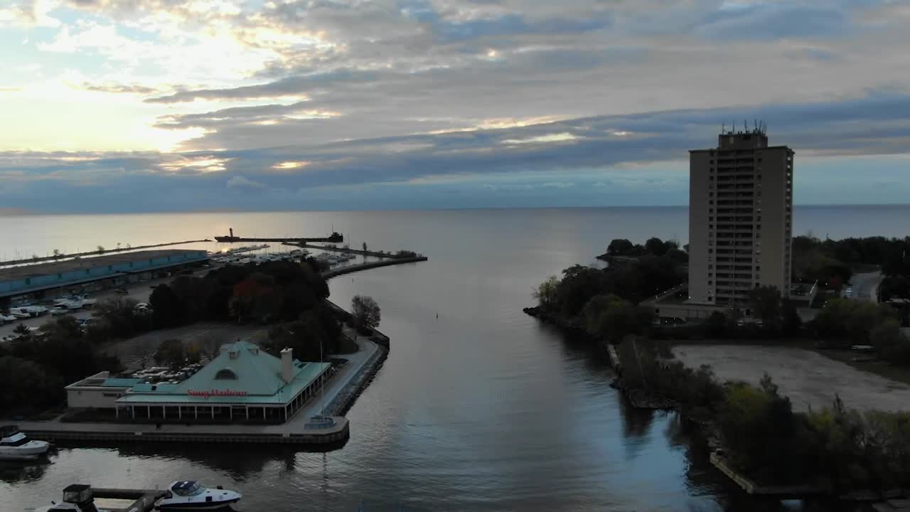 미시소거의 호숫가 항구 일출 시 공중 촬영