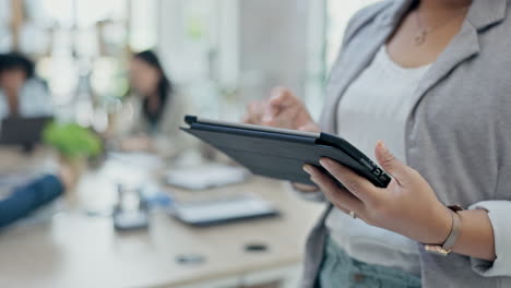 Mujer-De-Negocios,-Manos-Y-Tableta-En-Reunión