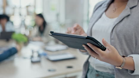 mujer de negocios, manos y tableta en una reunión