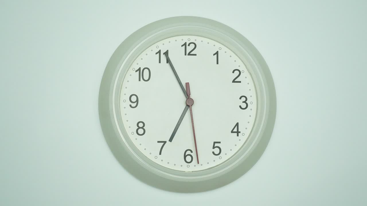 L'orologio da parete bianco segna le 7 meno 4 minuti