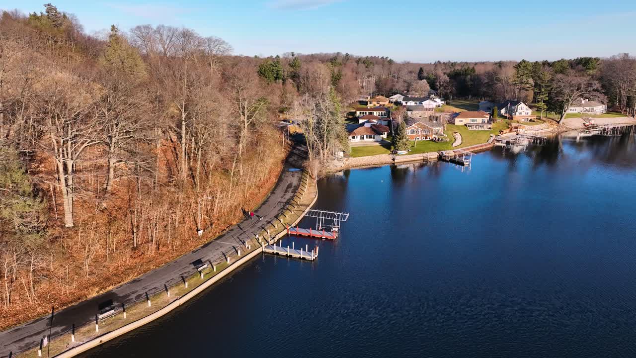 rotación en ángulo alto alrededor del borde del parque del lago mona