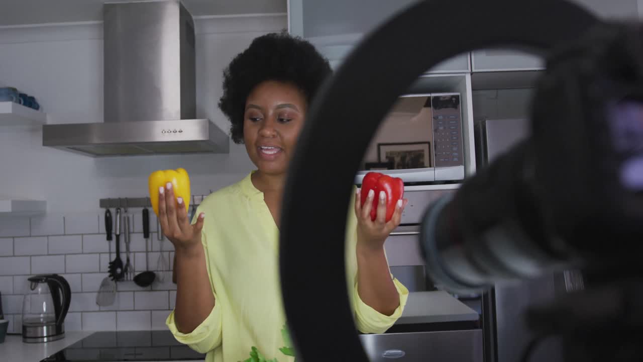 vlogger afroamericana de tamaño grande que graba un video sobre la cocina