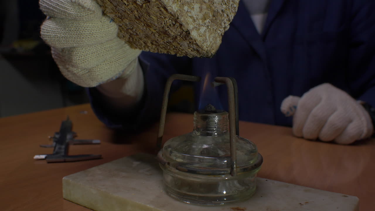 muestra de tablero de fibra de madera en combustión