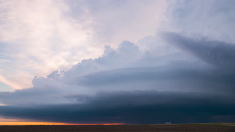 Increíble-Estructura-Al-Atardecer-Con-Una-Supercélula-Alertada-De-Tornado-En-Kansas