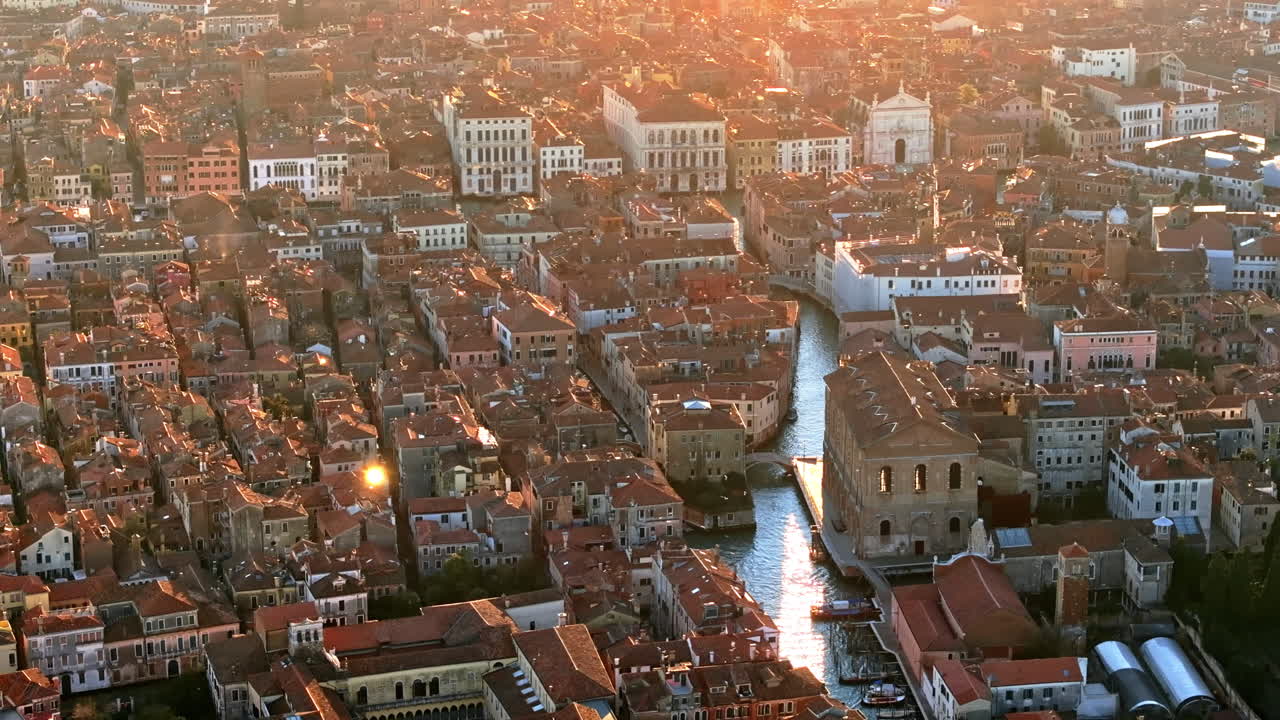 Vista aérea por drone dos edifícios na cidade de Veneza, Itália
