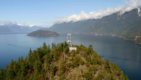 Vista-Panorámica-De-Howe-Sound,-Mountain-Y-Bowyer-Island-Durante-El-Día-En-Bc,-Columbia