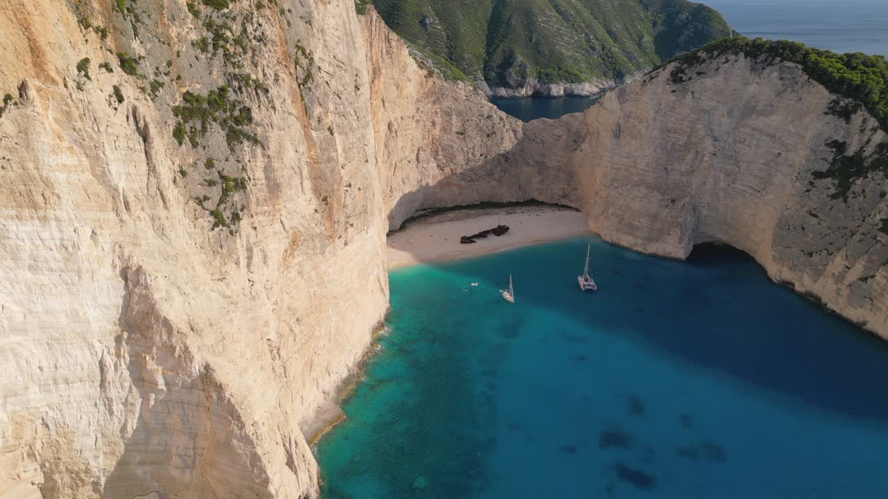 vista panorámica del avión no tripulado de la playa de navagio, isla de zakynthos, grecia