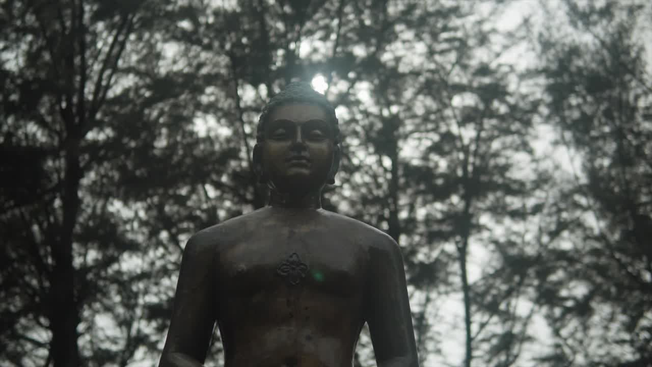 Inquadratura di una statua - Ripresa con profondità di campo lenta