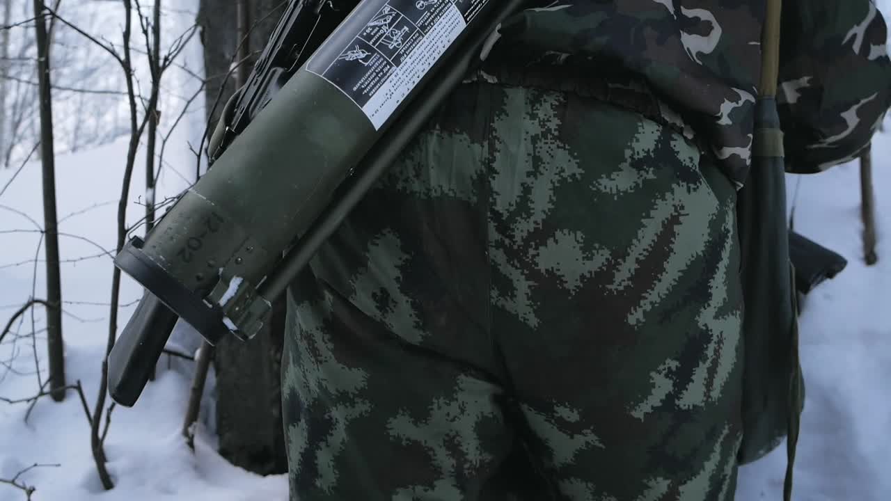 겨울 커 에 있는 군인