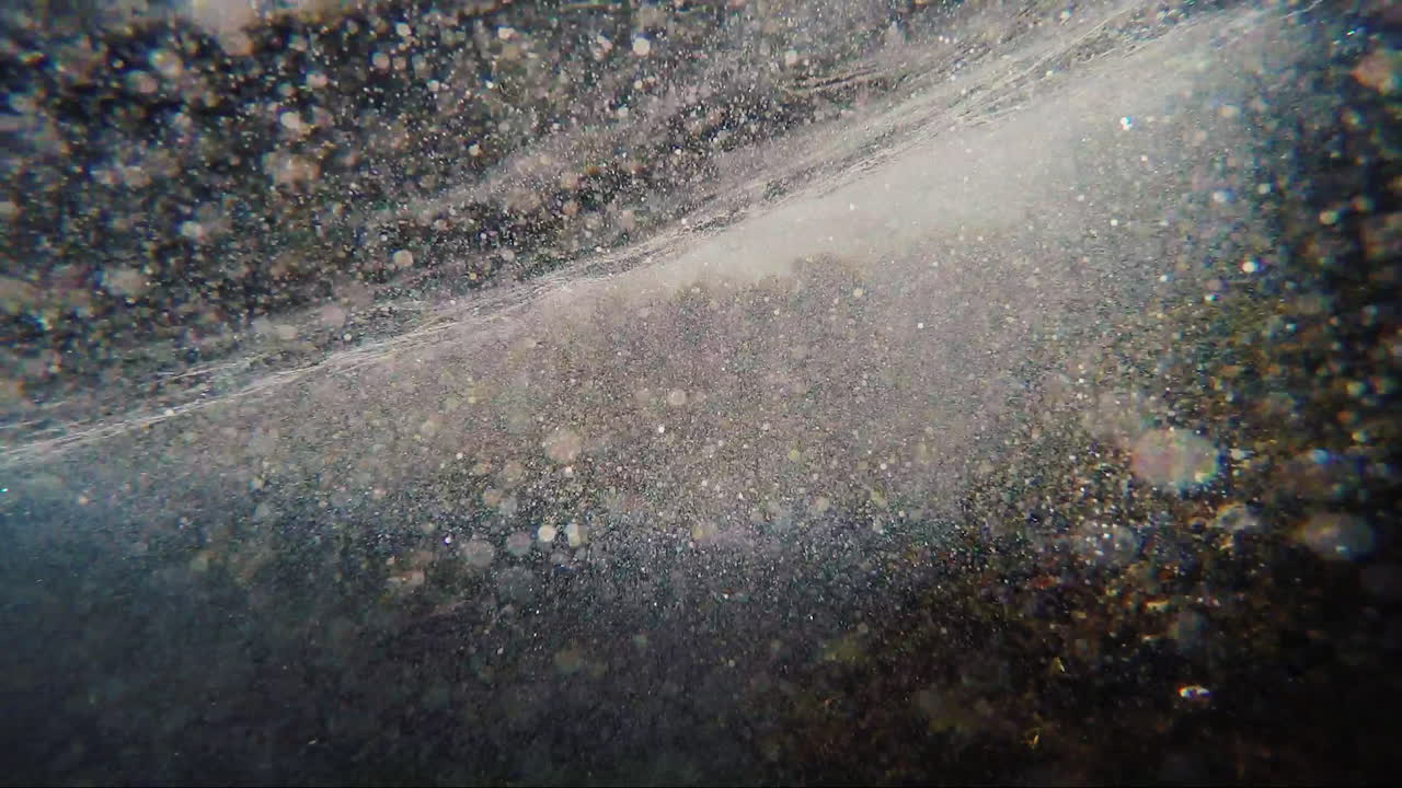 수중에서 찍은 파도의 화려함과 신비