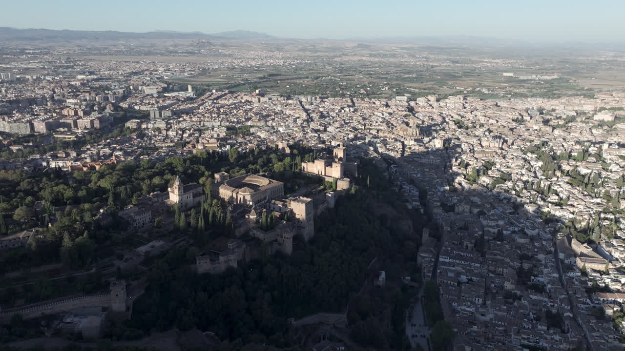 Ampia ripresa aerea da drone di Granada e del palazzo-fortezza dell'Alhambra in Andalusia, Spagna, Europa, all'alba. Architettura islamica nasride e rinascimentale spagnola