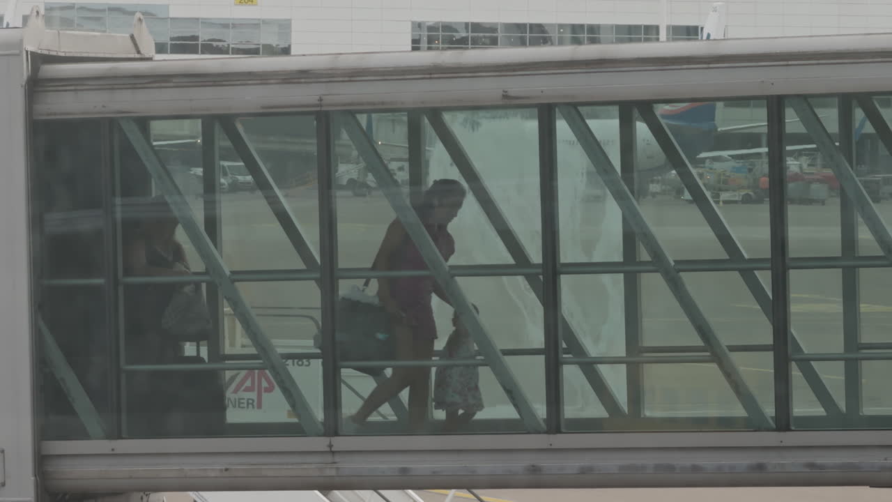 스카이 브릿지를 이용해 비행기에서 내리는 승객