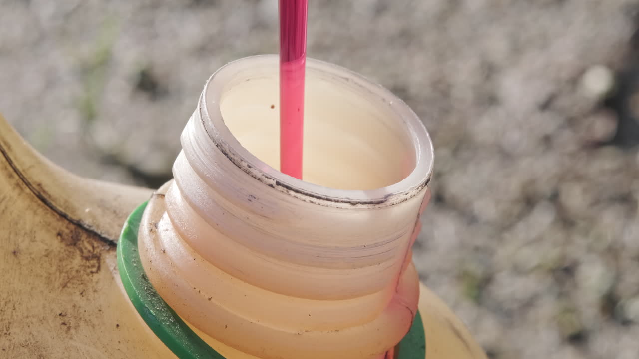 makine için karışımı hazırlamak için yağı tankın içine dökmek