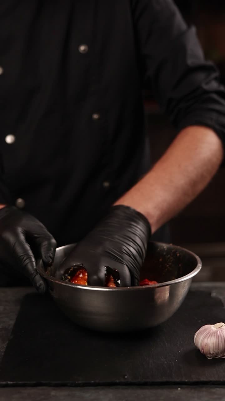 cocinero marinando la carne