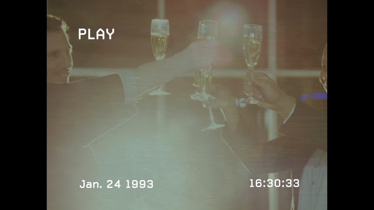 Animation af multietniske kollegaer, der skåler med champagneglas til fest på en gammel fjernsynsskærm