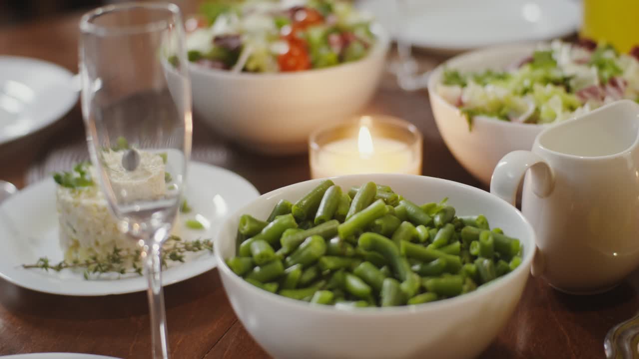 러드 와 채소 가 있는 우아 한 식탁