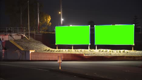 tablero publicitario de la ciudad con pantalla verde. lapso de tiempo, coches y línea de tren