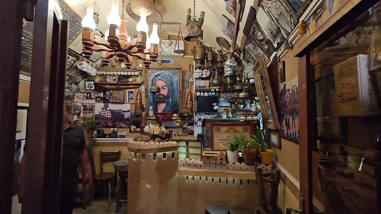 Interior de Café Iraniano Tradicional com Decoração Antiga