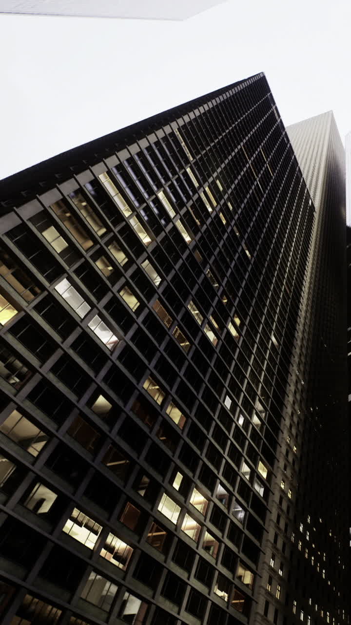 Vista de um edifício alto a partir do solo em dia nublado em uma área urbana