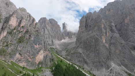 Luftaufnahme-Des-Kalksteinbergs-Sasmujel-In-Der-Nähe-Von-Santa-Cristina-Mit-Parallax-Effekt