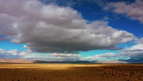 Amplia-Vista-Aérea-Del-Vasto-Paisaje-Del-Desierto-De-Mojave-En-Un-Día-Nublado