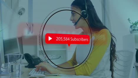 animación de conexiones con iconos sobre mujer de negocios caucásica usando auriculares de teléfono