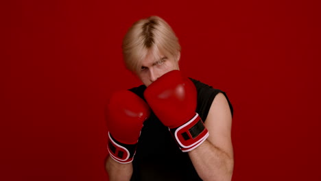 hombre con guantes de boxeo