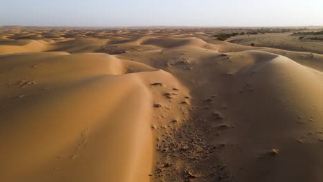 Paisaje-De-Dunas-De-Arena-En-El-Desierto-Del-Sahara-De-Mauritania,-áfrica---Amplio-Vuelo-Aéreo