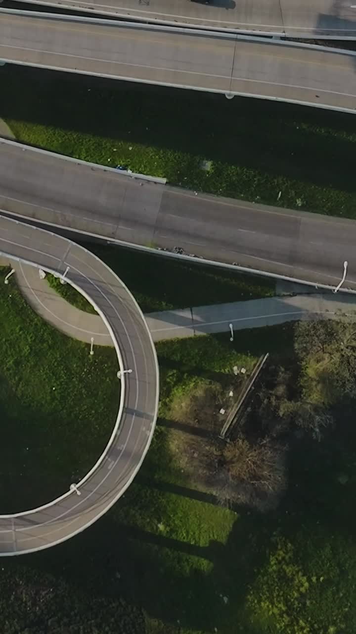 Vista del traffico autostradale nel centro di Dallas, Texas, dall'alto