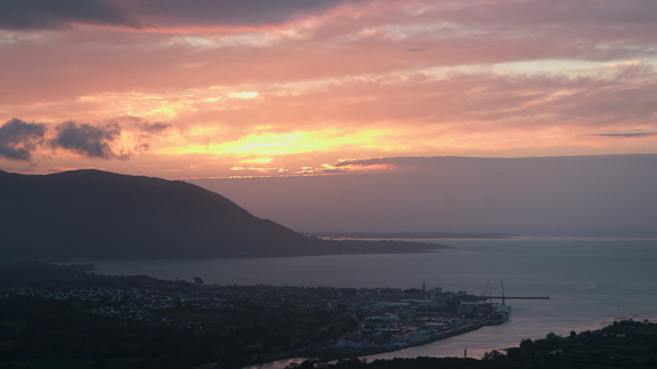 amanecer sobre warrenpoint desde el punto de vista de flagstaff en fathom hill cerca de newry