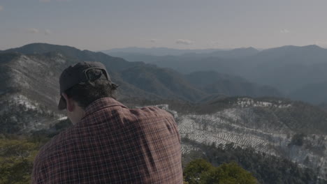 Un-Hombre-Hirviendo-Agua-En-Una-Montaña-De-Invierno