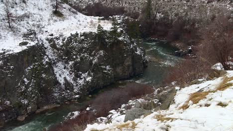 Río-Serpenteando-A-Través-Del-Cañón-Y-El-Bosque-Durante-El-Invierno