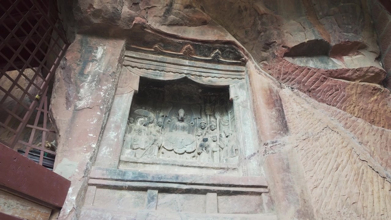 Angolazione bassa dell'antica scultura rupestre reale Nanzhao a Shibaoshan, cultura cinese.