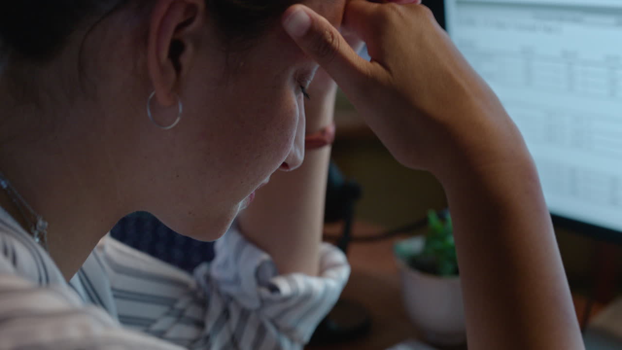 스트레스, 사업과 밤에 컴퓨터에 있는 여성