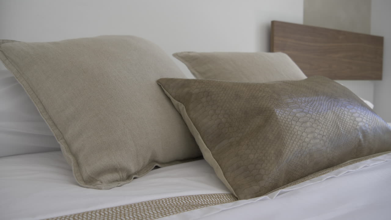 almohadas en una cama en un dormitorio moderno