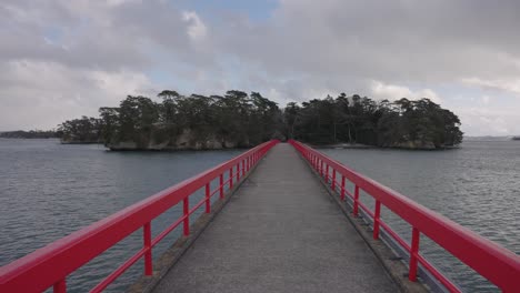 Puente-Rojo-Largo-De-Fukuurabashi-En-La-Bahía-De-Matsushima,-Miyagi-Japón