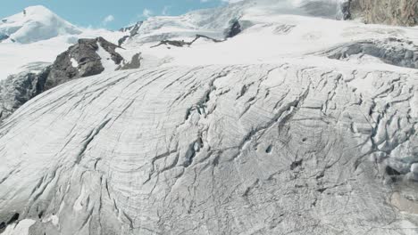 Aufschlussreiche-Luftaufnahme-Des-Eisberggletschers-In-Der-Schweiz,-Massive-Bergluftaufnahme-Der-Wunderschönen-Berglandschaft