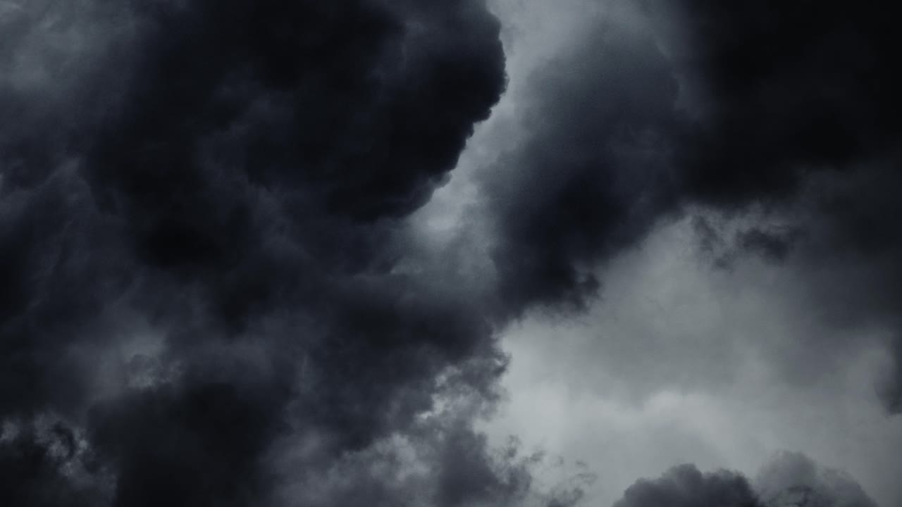 relámpagos durante una tormenta en el cielo nocturno con nubes de tormenta 4k