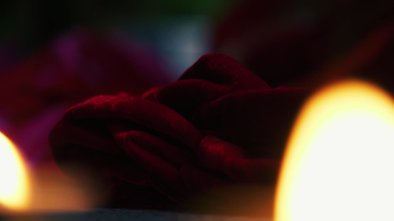 la chica china puso la tela roja abajo