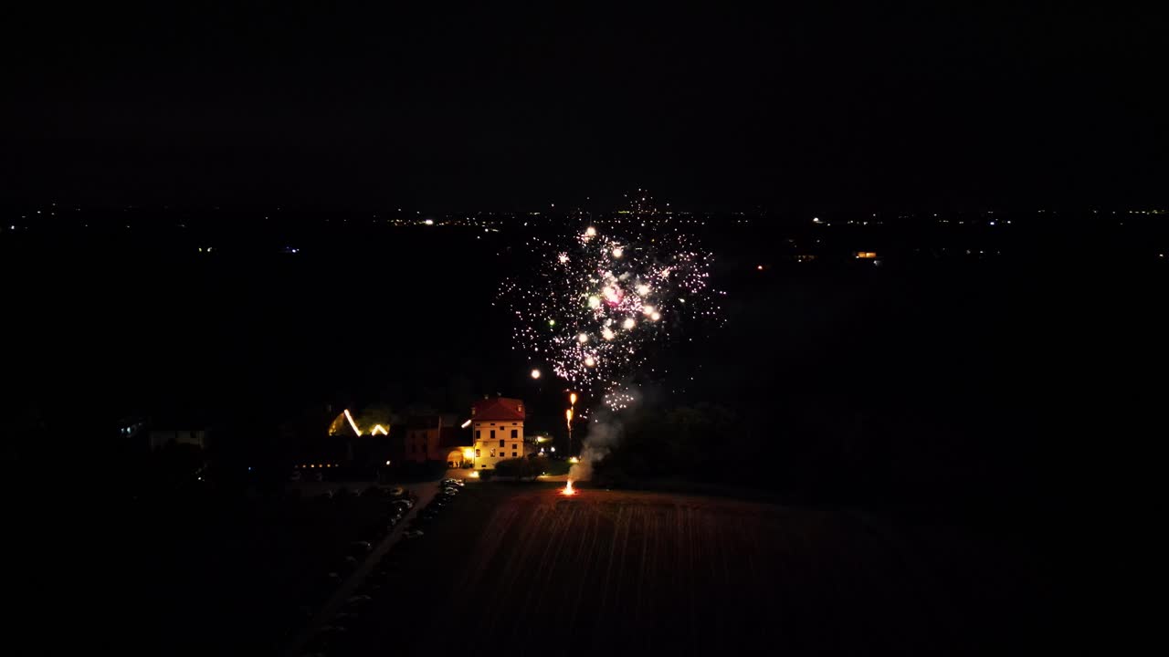 una toma cinematográfica de algunos fuegos artificiales sobre una villa italiana