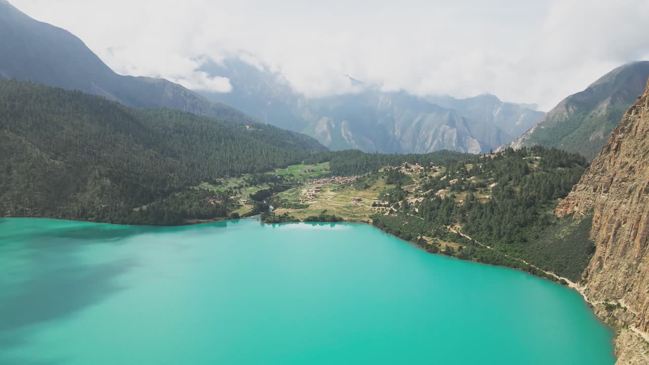 Shey Phoksundo Gölü’nde süzülen bir drone, Dolpa’nın dikey uçurumlarına ve Himalayaların uçsuz bucaksız sessizliğine karşı turkuaz derinliği gözler önüne seriyor. Bu hava çekimi sahnesi, Nepal’in el değmemiş vahşi doğasını en saf haliyle vurguluyor