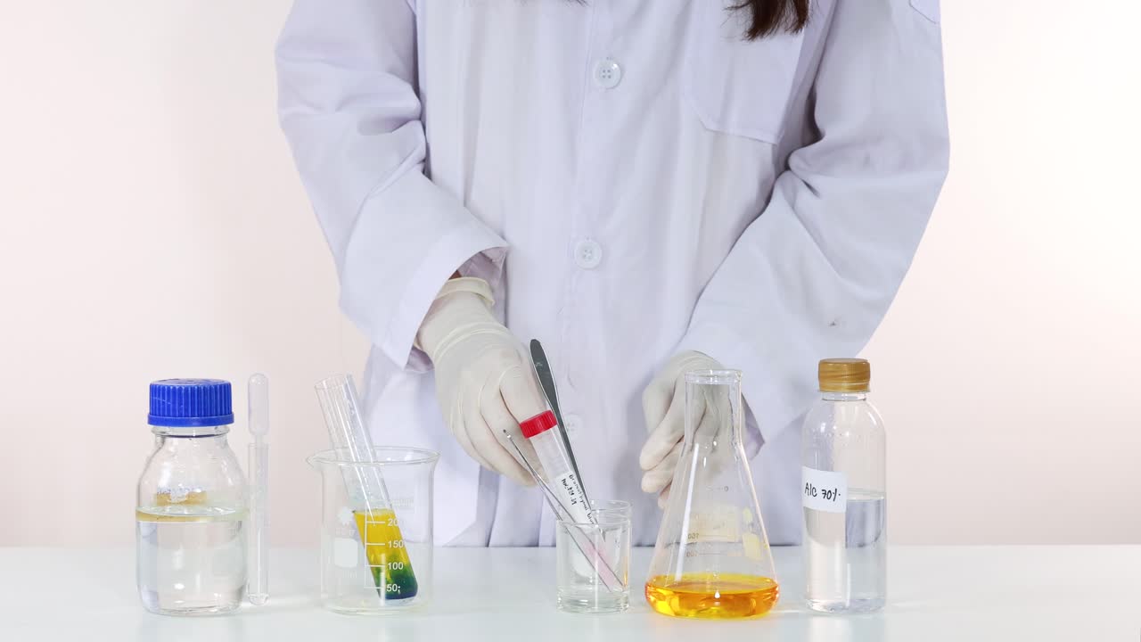 el científico lleva a cabo un colorido experimento de reacción química